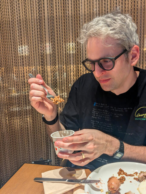 Buffet del hotel: natto revuelto en vasito (Nico animandose) y un plato con huevo, salchicha y crocante.
