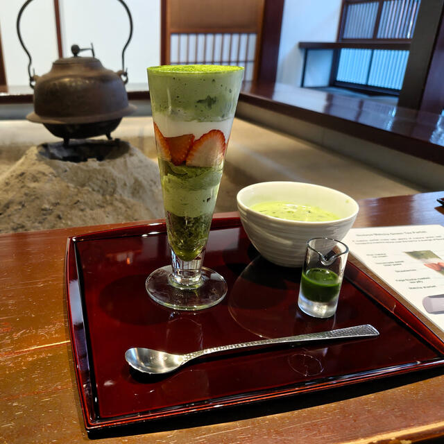 Matcha parfait con frutillas, y matcha para tomar, al lado del irori.