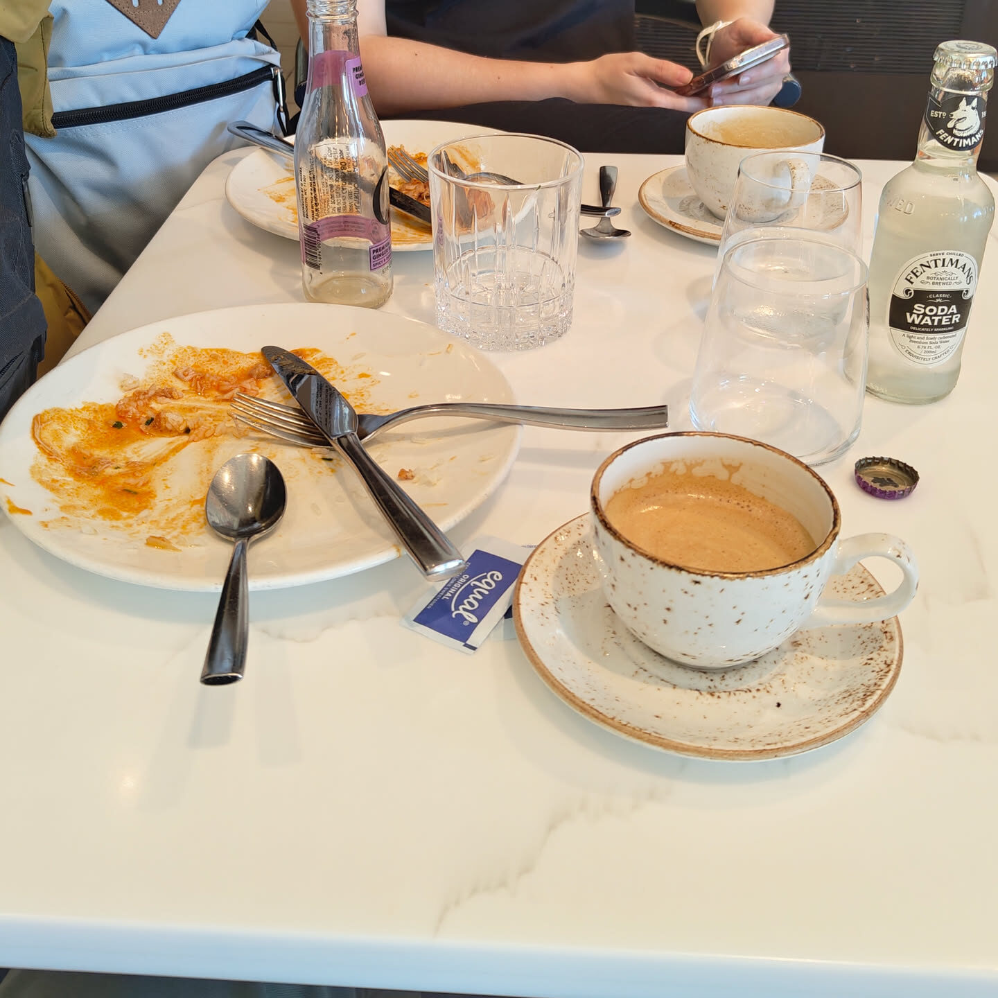 Lounge SFO, buen latte de maquina
